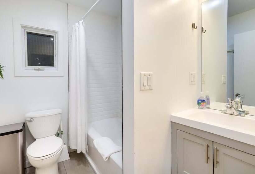 South Haven Oasis   Private Hot Tub, Pool & Grill!