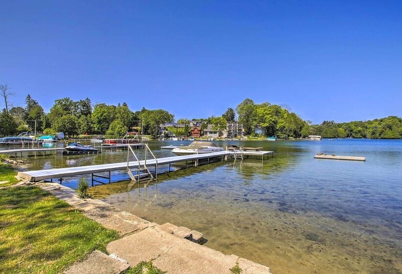 Crystal Lake Cottage: Kayaks & Fire Pit!