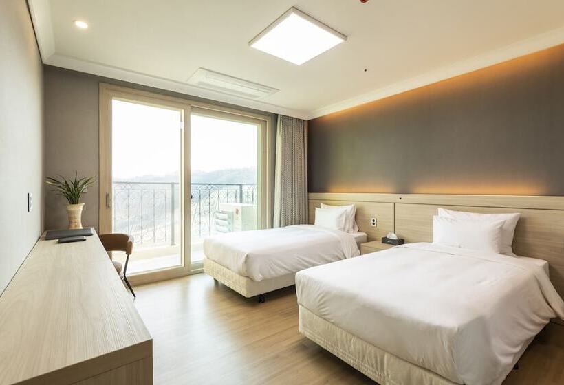 Отель Baekhak Jayuro Resort