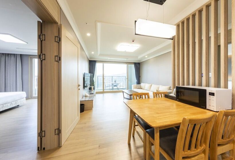 Отель Baekhak Jayuro Resort