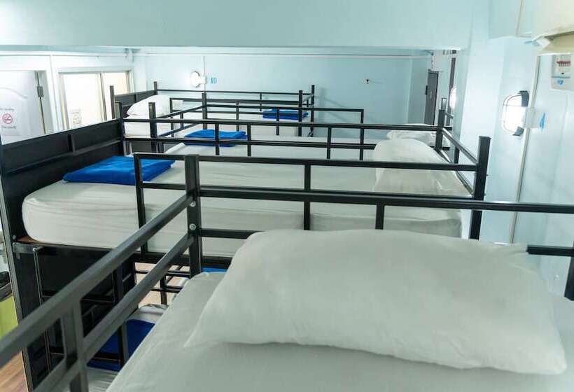هتل Slumber Party Surf Khao Lak Hostel