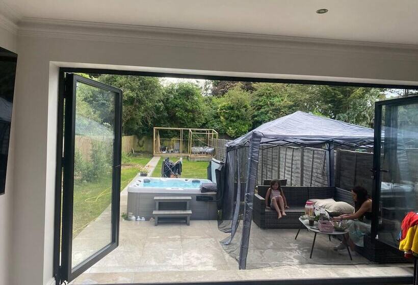 דירת נופש Lovely 3 Bed House In Potters Bar Jacuzzi & 75inch