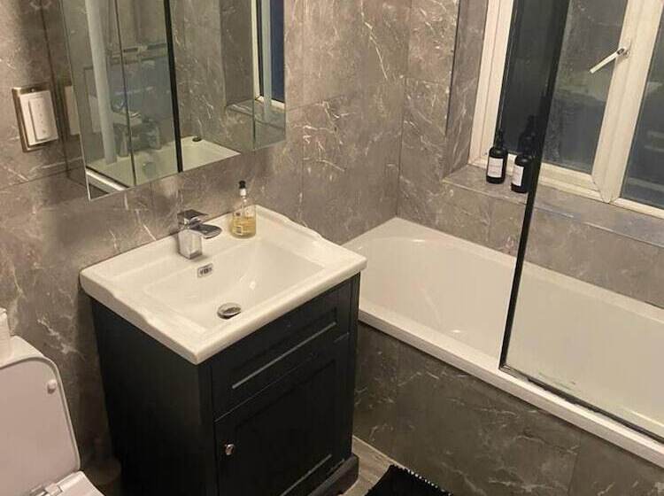 דירת נופש Lovely 3 Bed House In Potters Bar Jacuzzi & 75inch