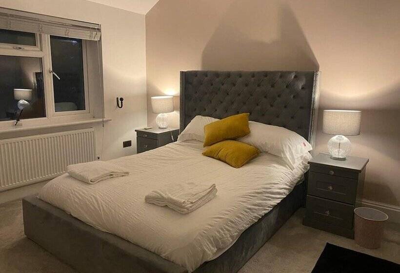 דירת נופש Lovely 3 Bed House In Potters Bar Jacuzzi & 75inch