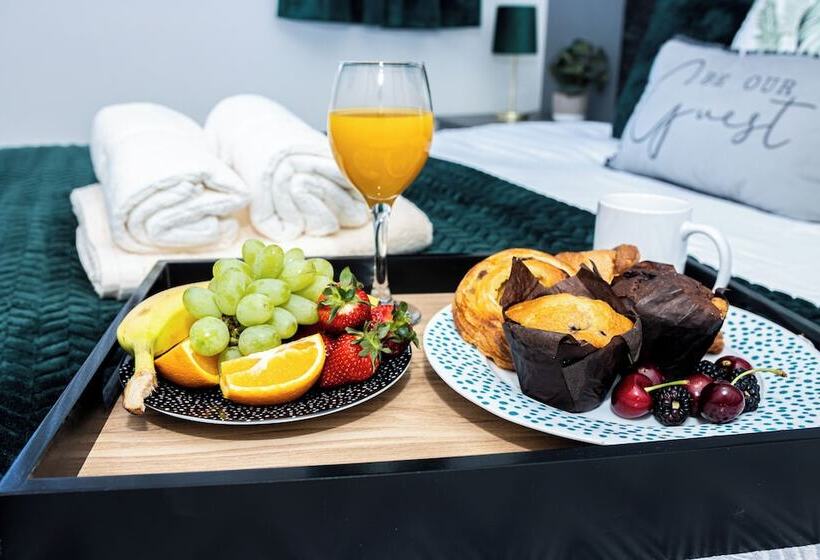 اقامتگاه Stunning 3bedroom Home Ideal For Long & Short Stay