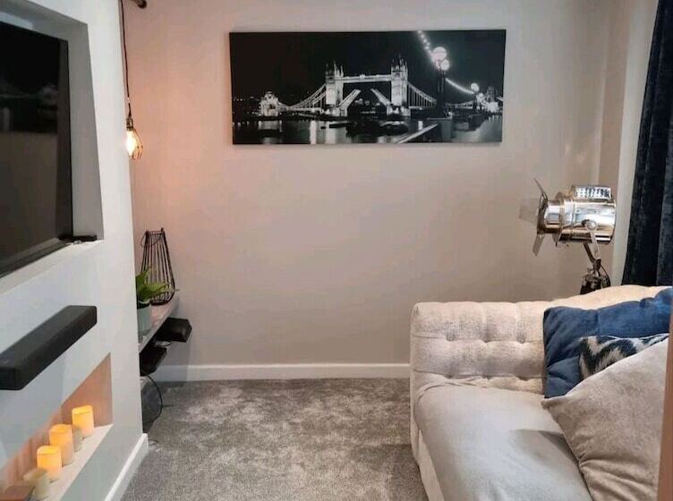 اقامتگاه Remarkable 3 Bed House In Chelmsford