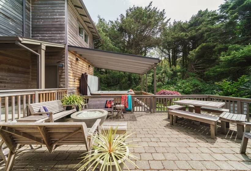 The Castle Rock Estate By Avantstay Steps From Arch Cape Beach W/ Hot Tub & Sauna
