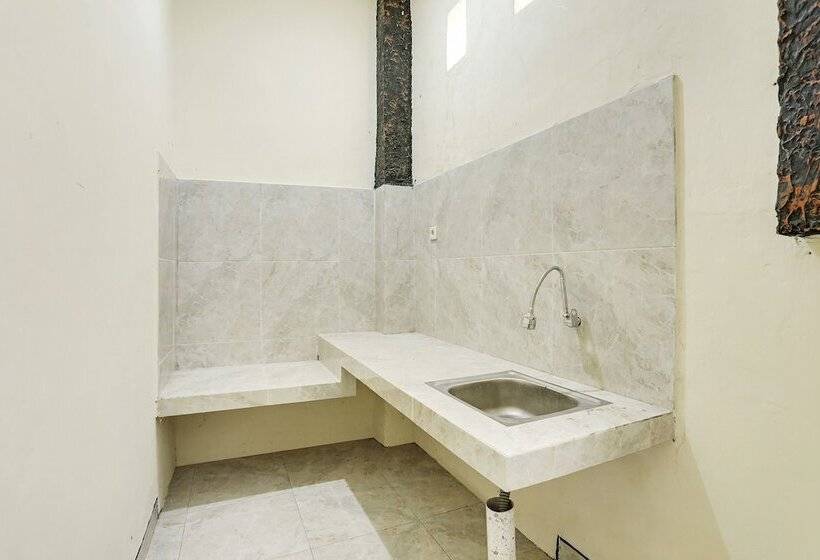 Отель Spot On 90882 Sari Homestay Near Garuda Wisnu Kencana