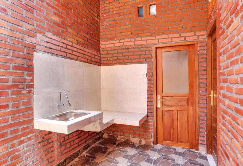 Отель Spot On 90882 Sari Homestay Near Garuda Wisnu Kencana