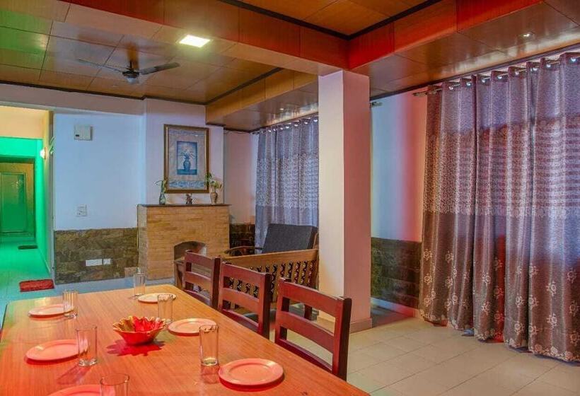 فندق The Party House