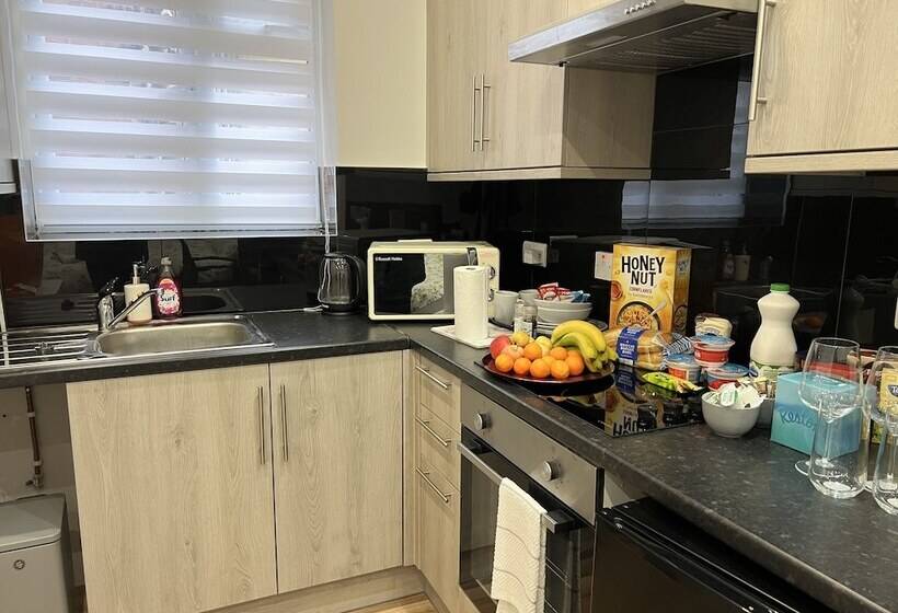 ペンション Park View Residence Northolt   Near Tube