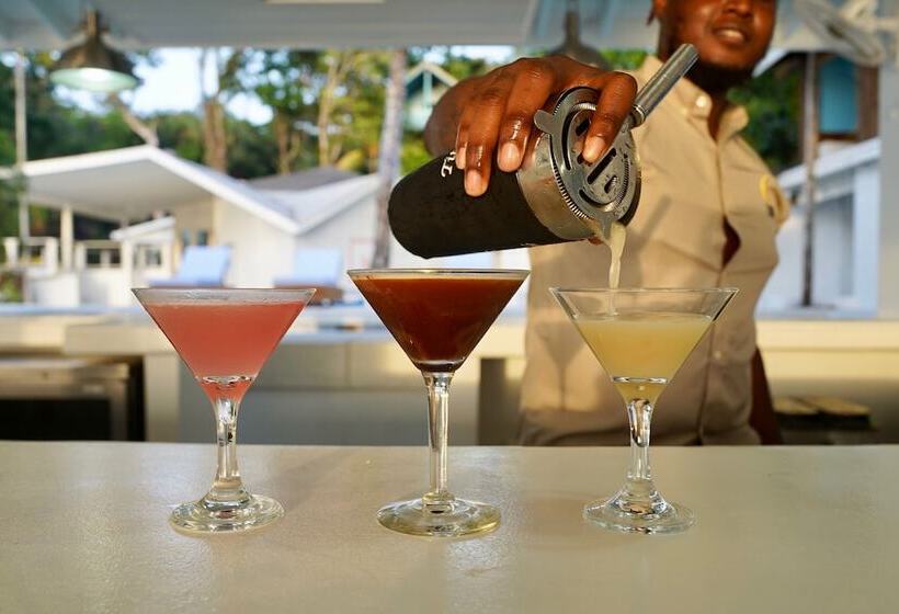 هتل Luna Beach Luxury Boutique Beach Front Resort