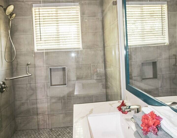 هتل Luna Beach Luxury Boutique Beach Front Resort