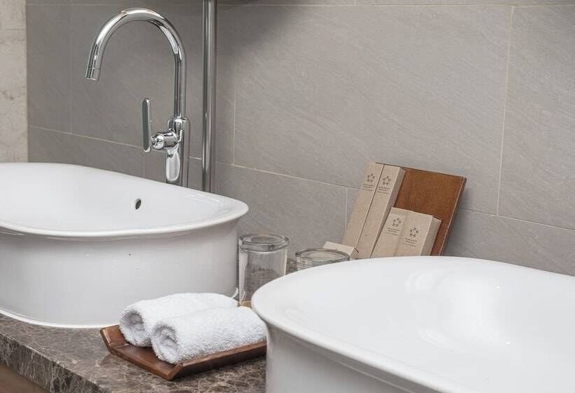 هتل Marianna Resort & Convention Tuktuk Samosir