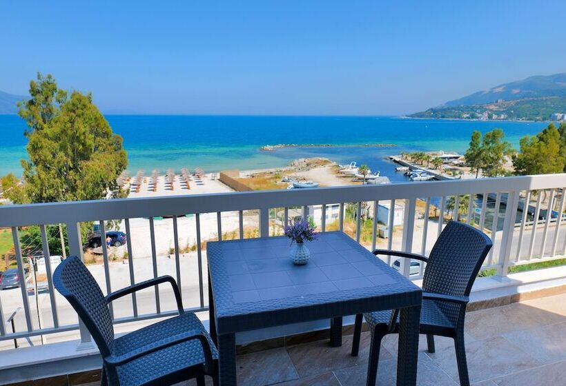 The Peak Hotel & Lounge