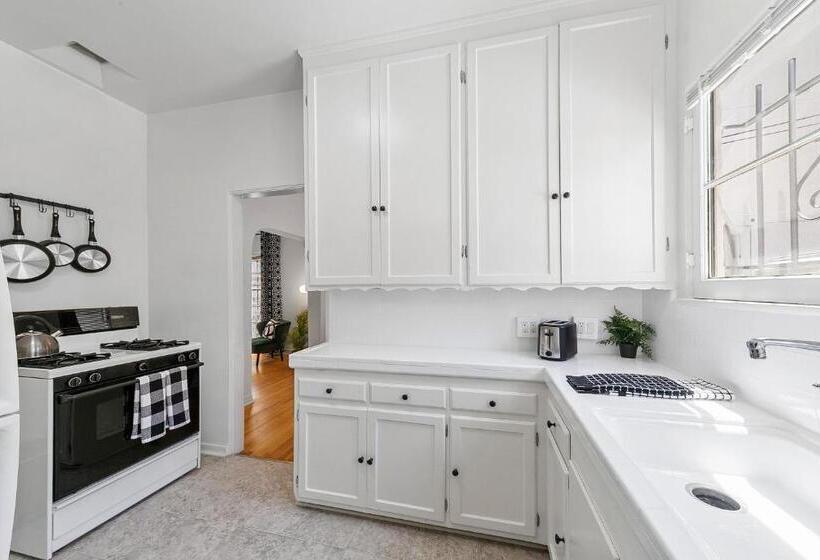 Beverly Hills Stylish & Central 1 Br Apt + Parking