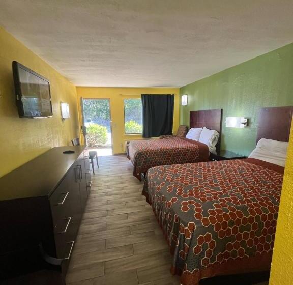 فندق Hallmarc Inn