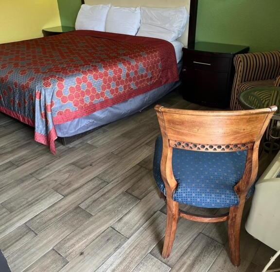 فندق Hallmarc Inn