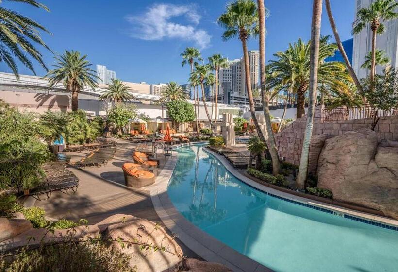هتل Lucky Gem Penthouse & Luxury Suites At Signature Resort, Balcony Strip View 2605