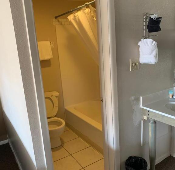 فندق على الطريق Down Home Lodge & Family Rv Resort