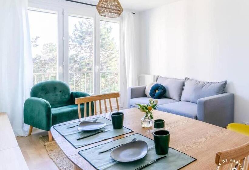 Bed and Breakfast Eiffel Tower View Paris Saint Lazare 25 Minutes / La Defense 15 Minutes
