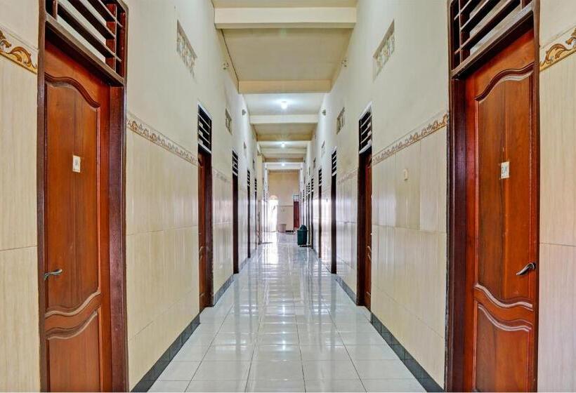 ホテル Spot On 93107 Homestay H. Syarif Syariah   Bandar Gresik