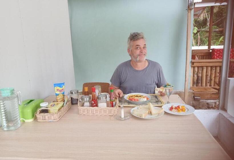 پانسیون Renata Cottages