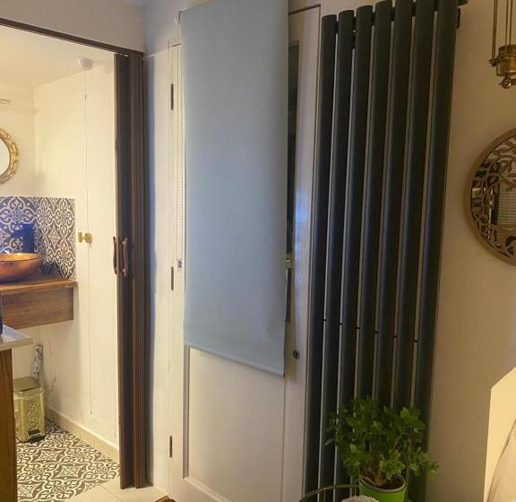 Pensão Studio With A Hot Tub And Garden