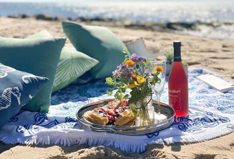 בית מלון כפרי By The Sea Guests Bed & Breakfast & Suites