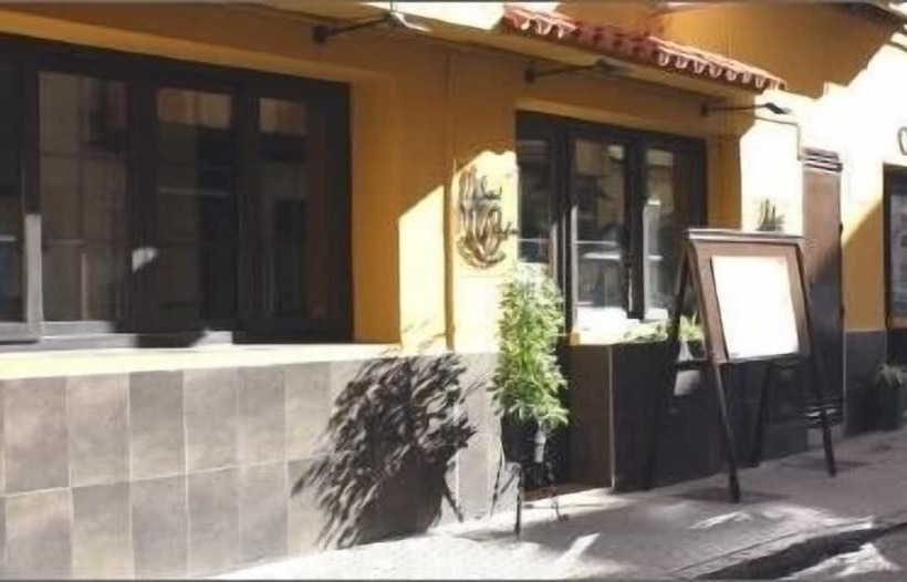 هتل Hostal Carlos I