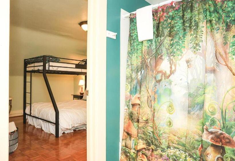 Отель Stone Chalet Bed & Breakfast Inn