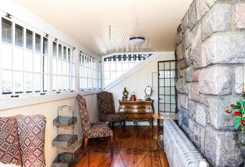 Отель Stone Chalet Bed & Breakfast Inn