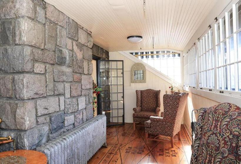 Отель Stone Chalet Bed & Breakfast Inn