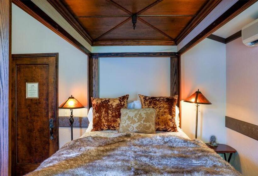 Отель Stone Chalet Bed & Breakfast Inn