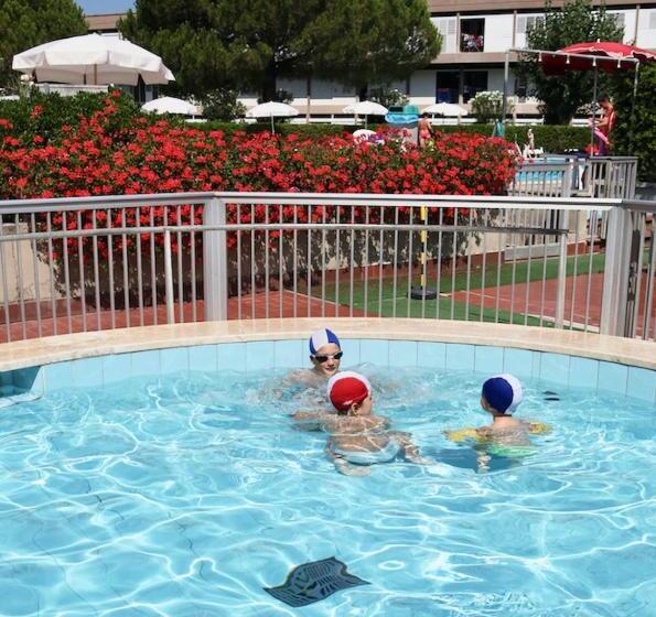 Apartment 3 Beds In Residence With Swimming Pool Bed And Bath Linen Included