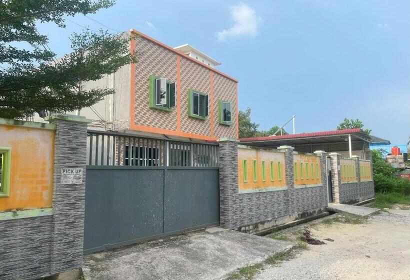 هتل Oyo 93088 Celine Home Syariah