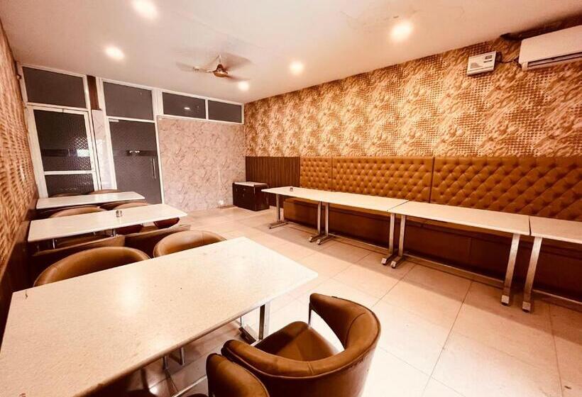 酒店 The Pearl, Zirakpur   A Luxury Family