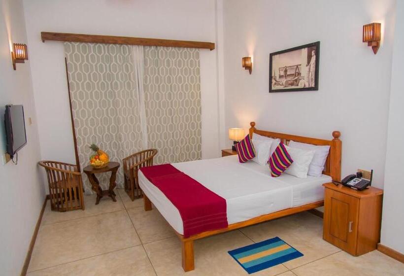 Mahi Beach Hotel & Restaurant