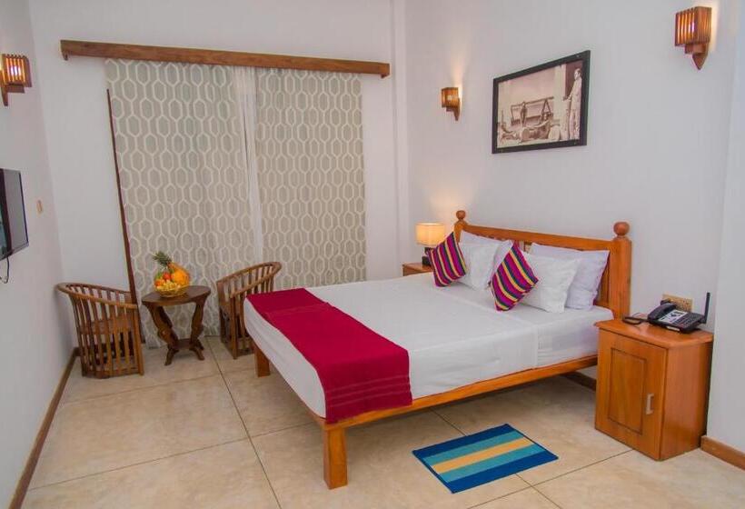 Mahi Beach Hotel & Restaurant