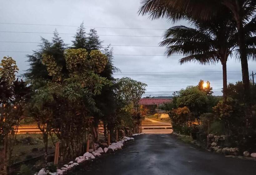 تختخواب و صبحانه The Roadhouse