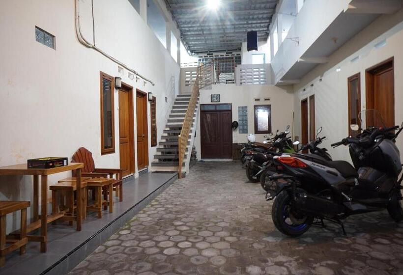 ホテル Oyo Life 93038 Kost Putra Malilah