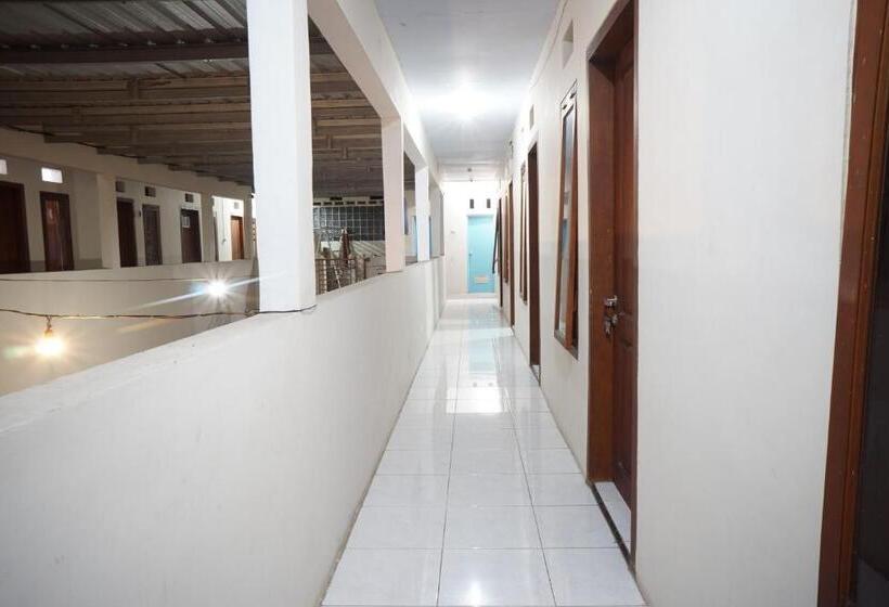 ホテル Oyo Life 93038 Kost Putra Malilah
