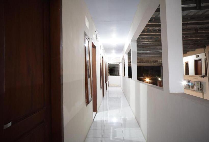 ホテル Oyo Life 93038 Kost Putra Malilah