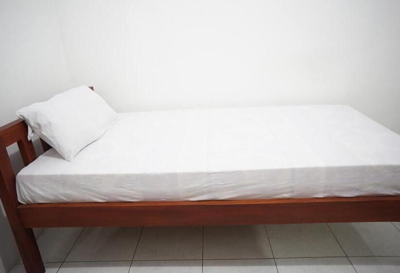 ホテル Oyo Life 93038 Kost Putra Malilah