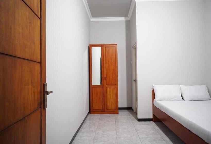ホテル Oyo Life 93045 Kost Putra Bu Ketut