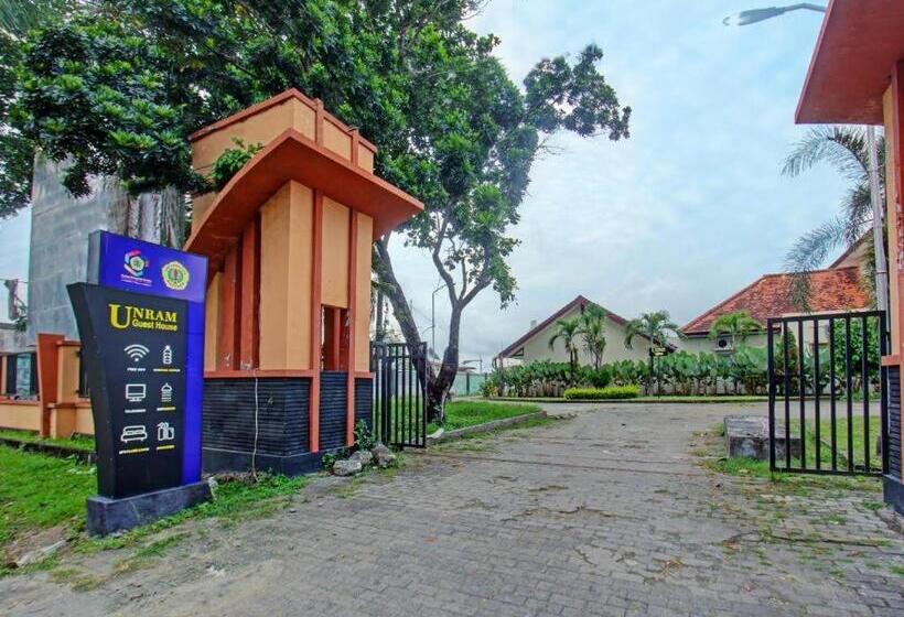 پانسیون Unram Guest House