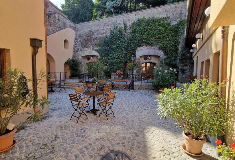 Red Lion Pub & Apartments Szentendre