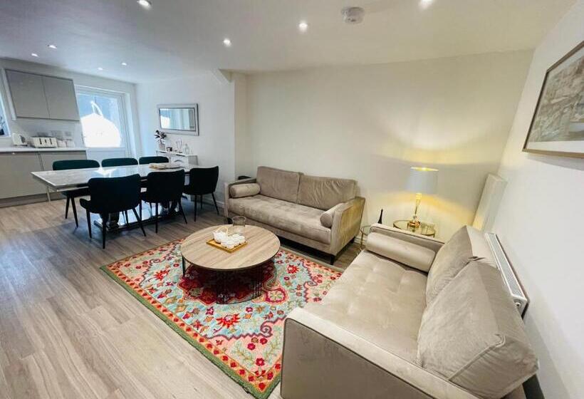 بنسيون Riverside Double Room Garden View E14