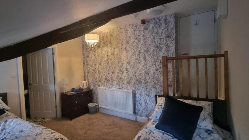 مبيت وإفطار The Plough Inn