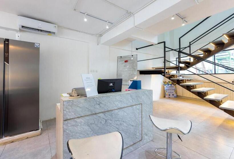 هتل Reddoorz Near Mangga Dua Mall